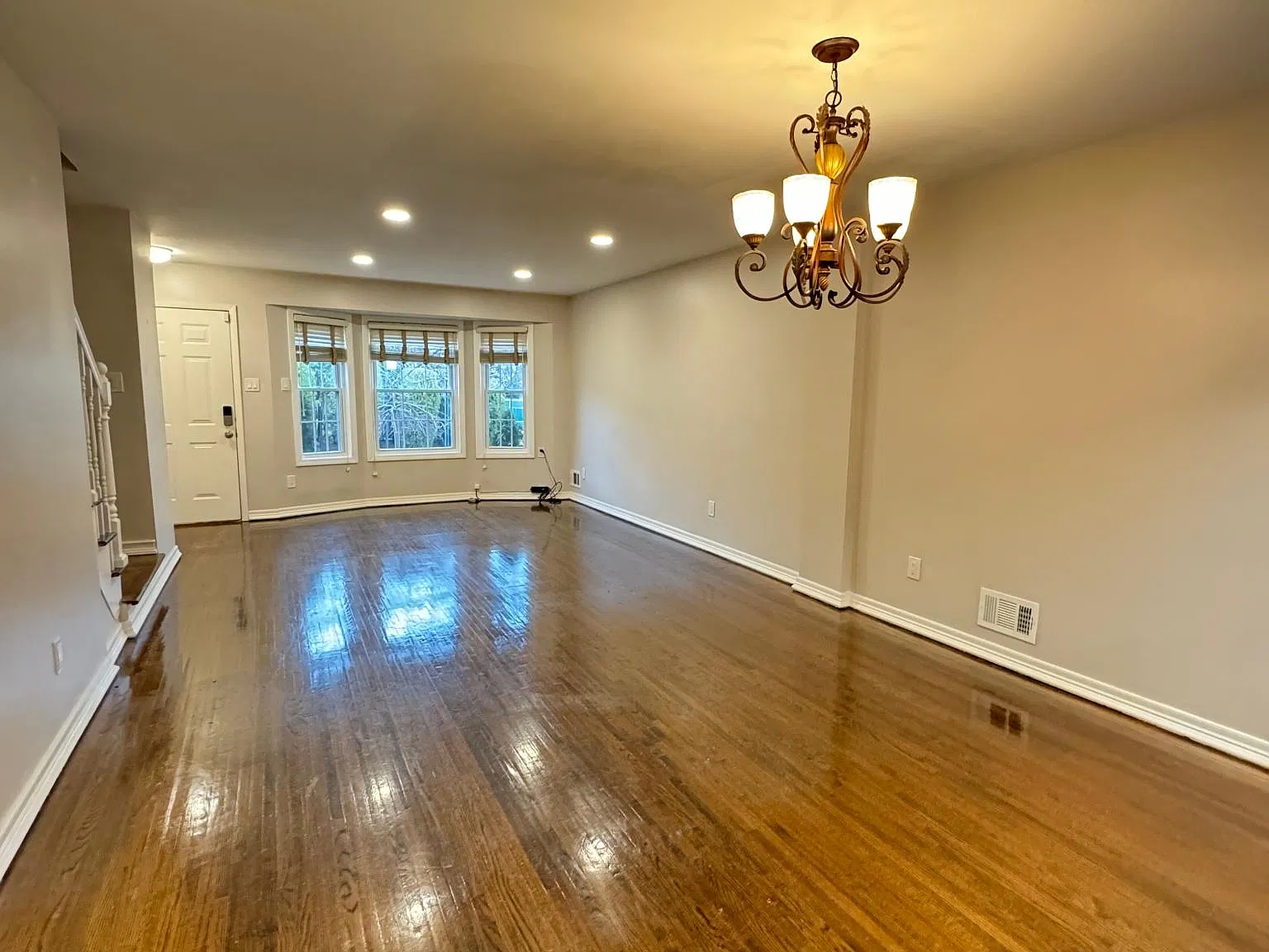 3 bed, 1.5 bath, 1900 sqft, $3,000 — Photo 2