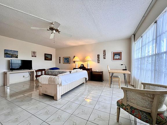 5th image of 313 Greenbrier B