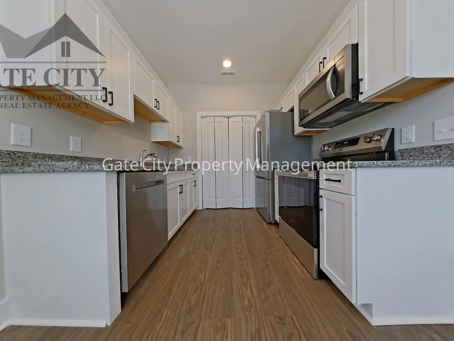 3 bed, 10 sqft, $1,600 — Photo 2