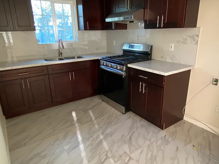 2664 Washington Ave — Photo 5
