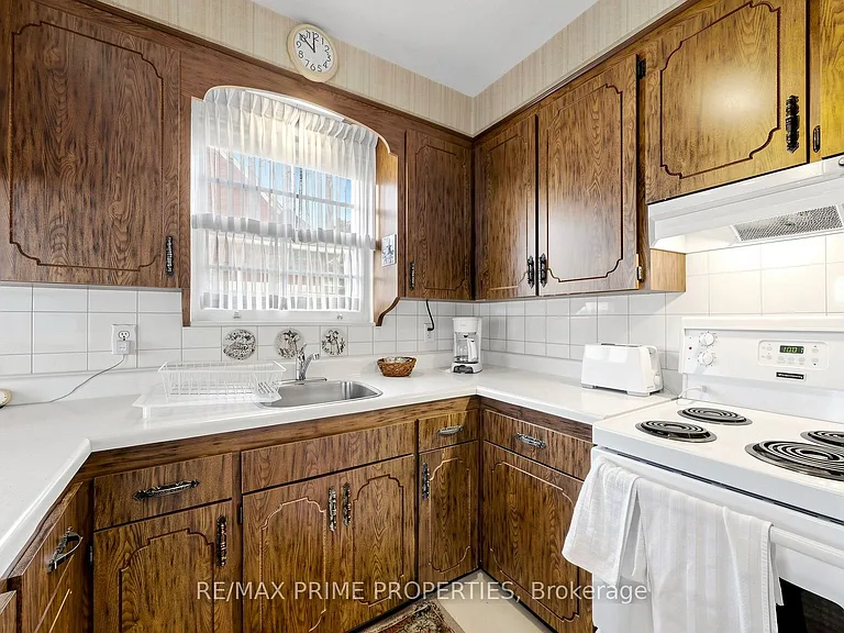 33 Irvington Cres — Photo 11