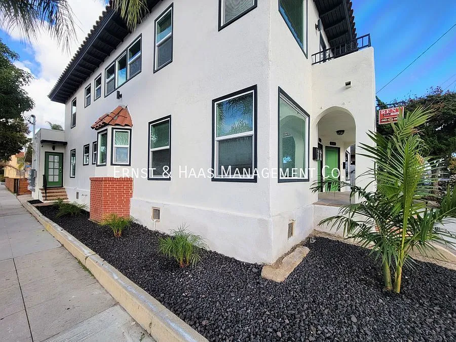 Luxurious 2-Bedroom Apartment - Steps Away from the Ocean and Downtown Long Beach! — Photo 3