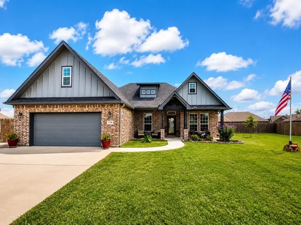 319 Yorktown Ave, Clute, TX 77531
