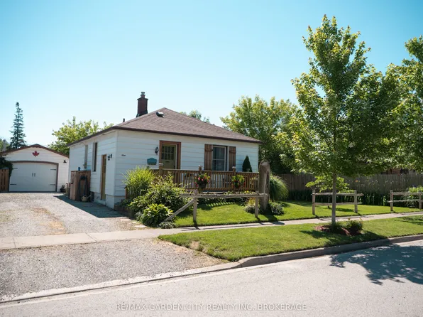 9 Blain Pl, Saint Catharines, ON L2P 2R6