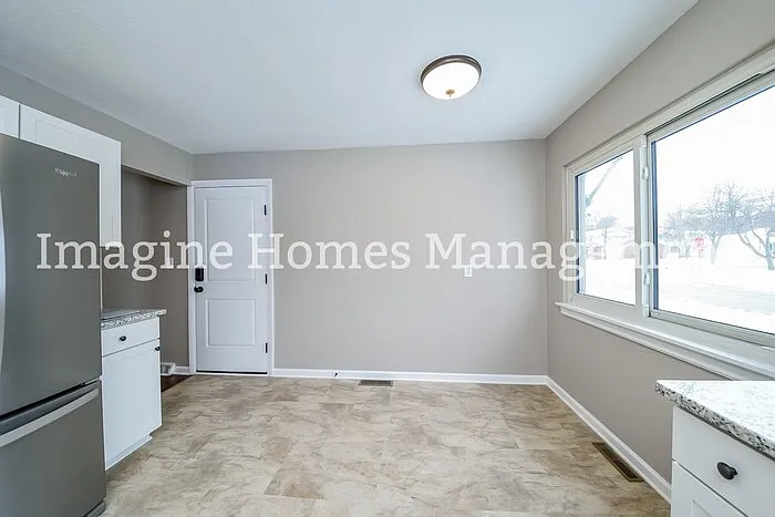 3 bed, 1.0 bath, 1240 sqft, $2,350 — Photo 4