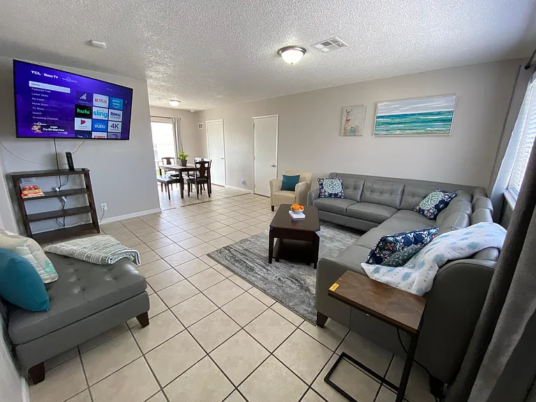 Living Room - Picture # 1