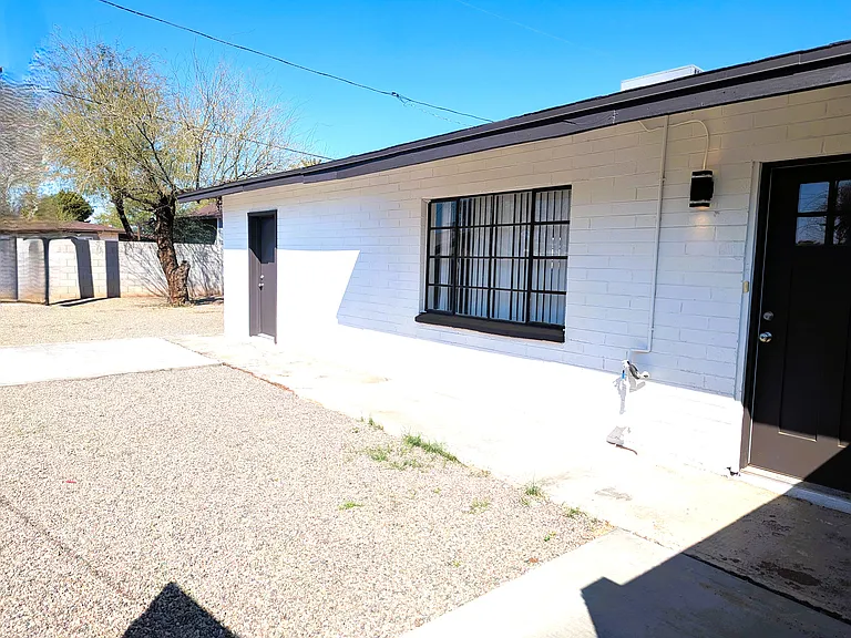 2534 E Culver St — Photo 3