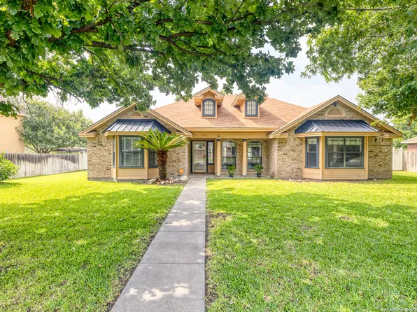 2125 Hackberry Dr, Uvalde, TX 78801