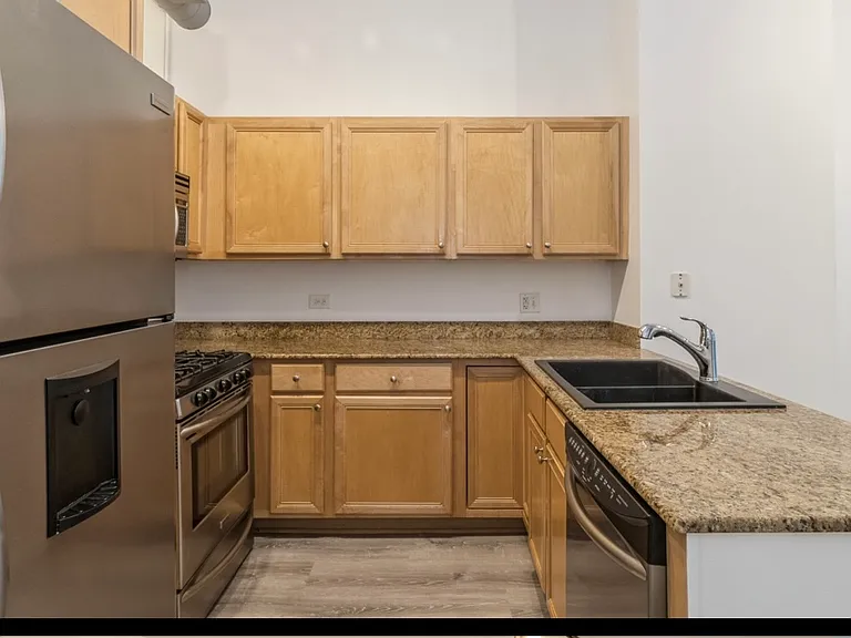 400 W Ontario St #507 — Photo 3