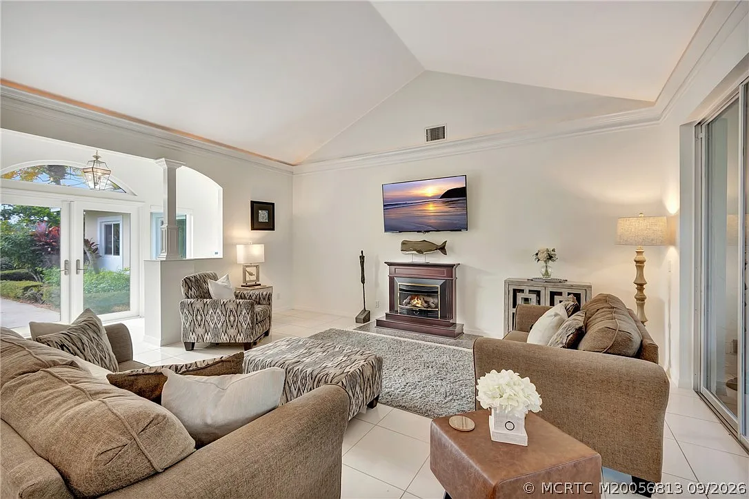 3 bed, 2.0 bath, 2178 sqft, $9,500 — Photo 1