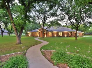 9609 Taxiway Dr, Granbury, TX 76049