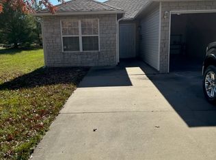 2090 Hidden Valley Ct, Tonganoxie, KS 66086