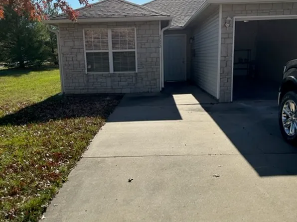 2090 Hidden Valley Ct, Tonganoxie, KS 66086