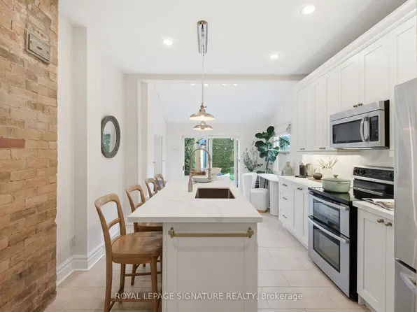170 Broadview Ave, Toronto, ON M4M 2G5