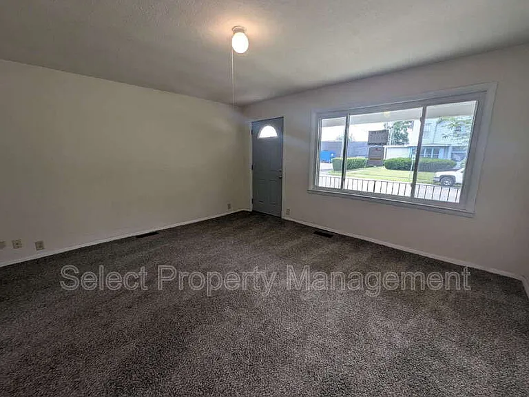 122 W Creighton Ave — Photo 4