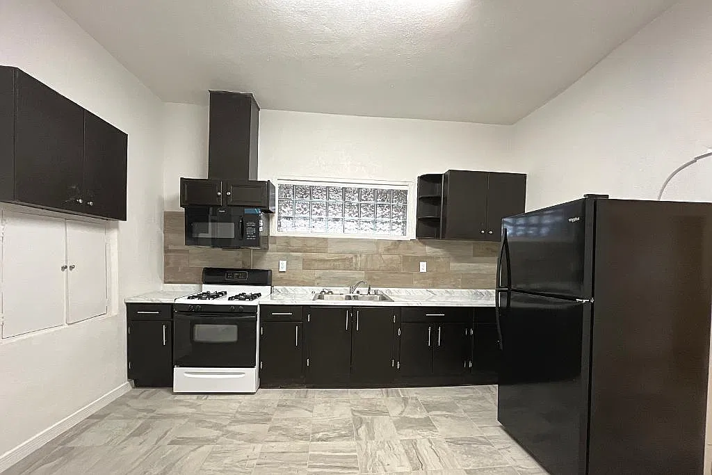 3 bed, 1040 sqft, $1,150 — Photo 2