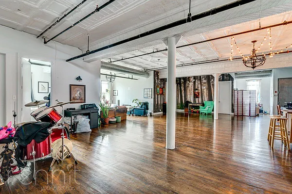 Rented by Rennit Inc. | media 21