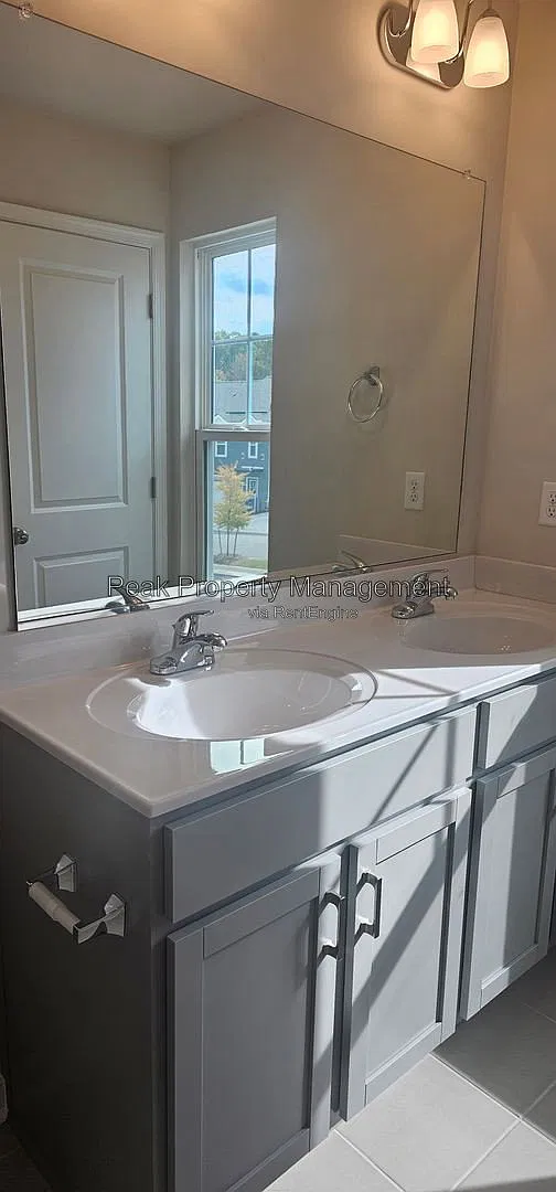 3 bed, 2.5 bath, 1525 sqft, $2,550 — Photo 2