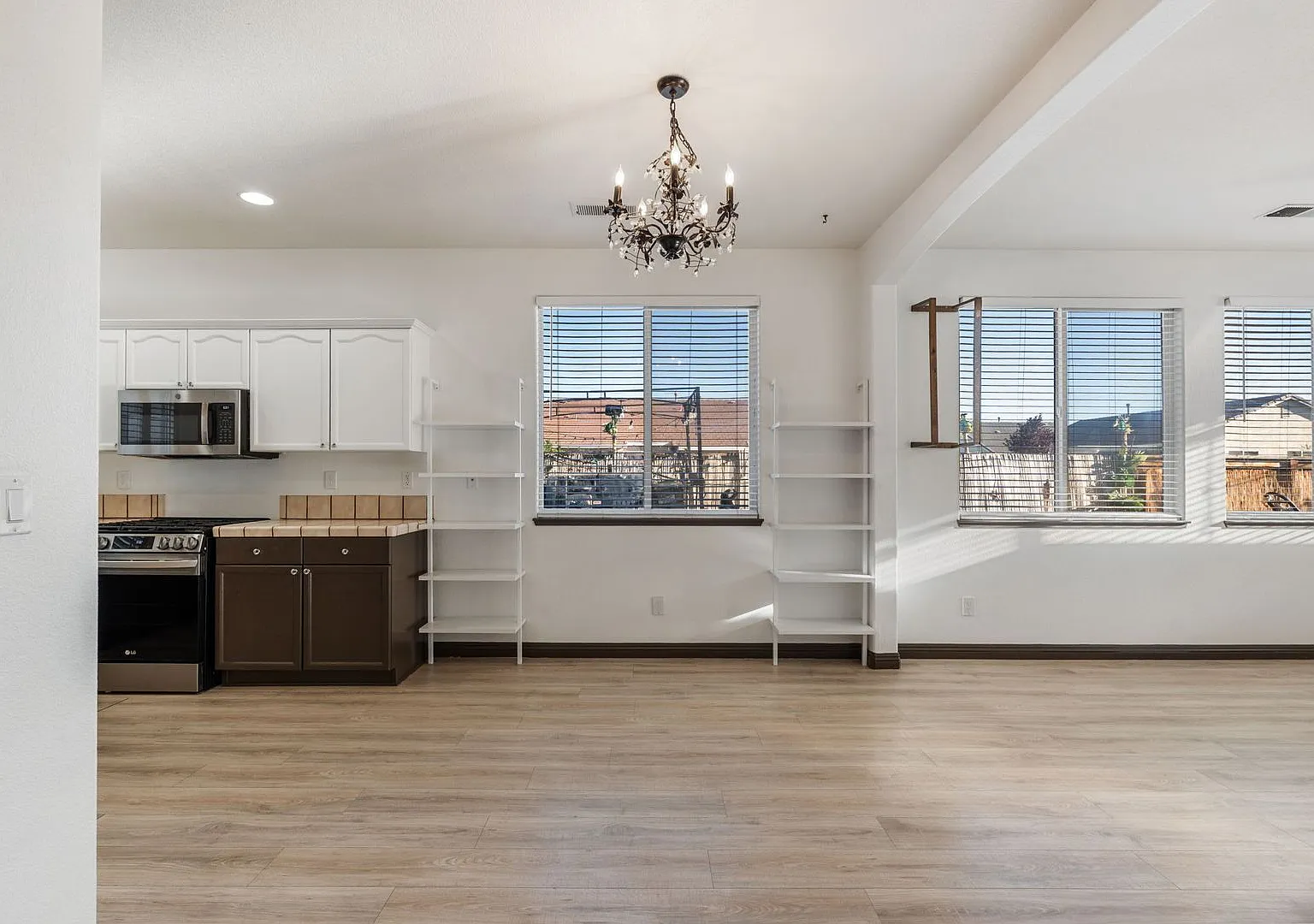 3 bd 2 bth Double Diamond Home Available Now — Photo 4