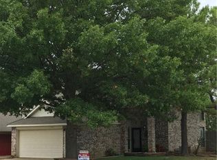 2201 Chapel Downs Dr, Arlington, TX 76017