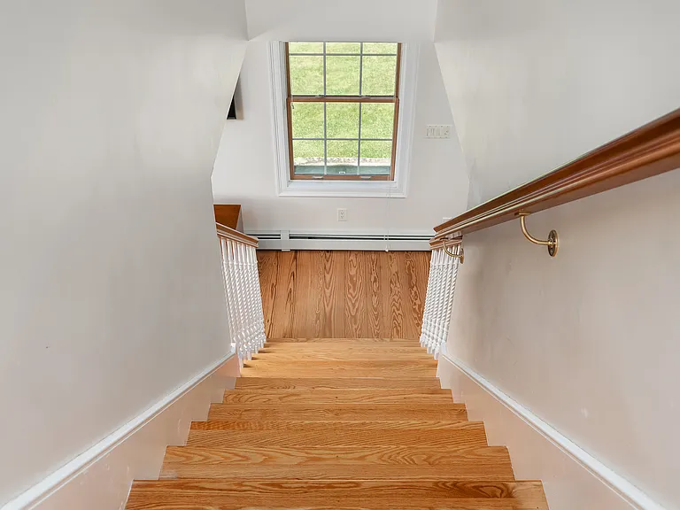 140 Community Dr — Photo 16