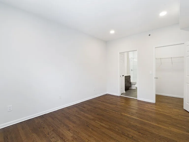 Columbia Court — Photo 49