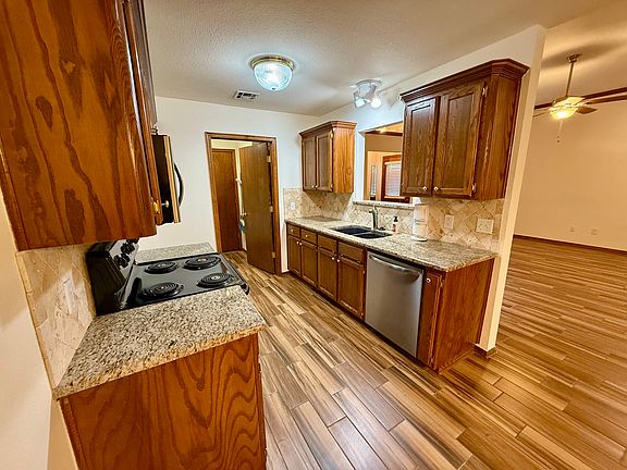 4th image of 215 SW 92nd St