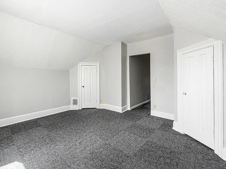 215 E South St — Photo 5