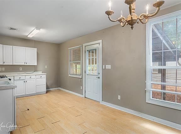 5th image of 2034 McCutcheon Ave
