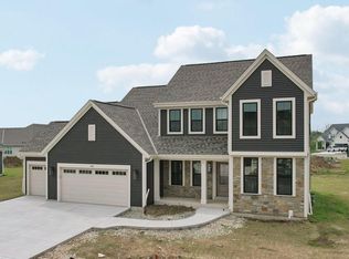 1233 Green Tree Dr, Oconomowoc, WI 53066