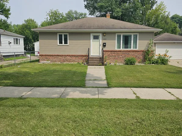 1009 S 11th St, Grand Forks, ND 58201