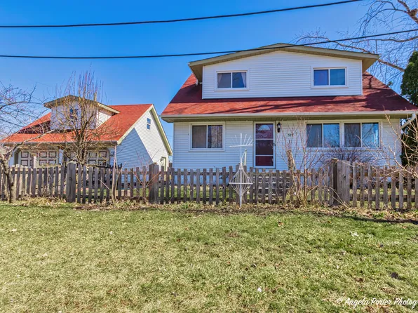 522 Clover Ln, Round Lake Beach, IL 60073