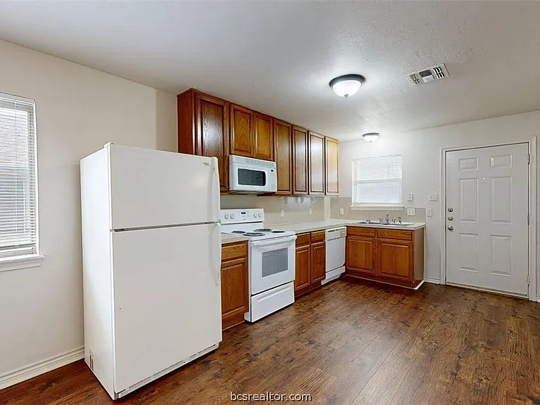 1915 Pine Tree Dr #B — Photo 4