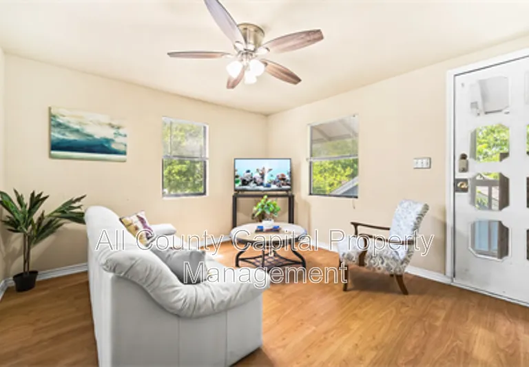 4812 Avenue G #B — Photo 2