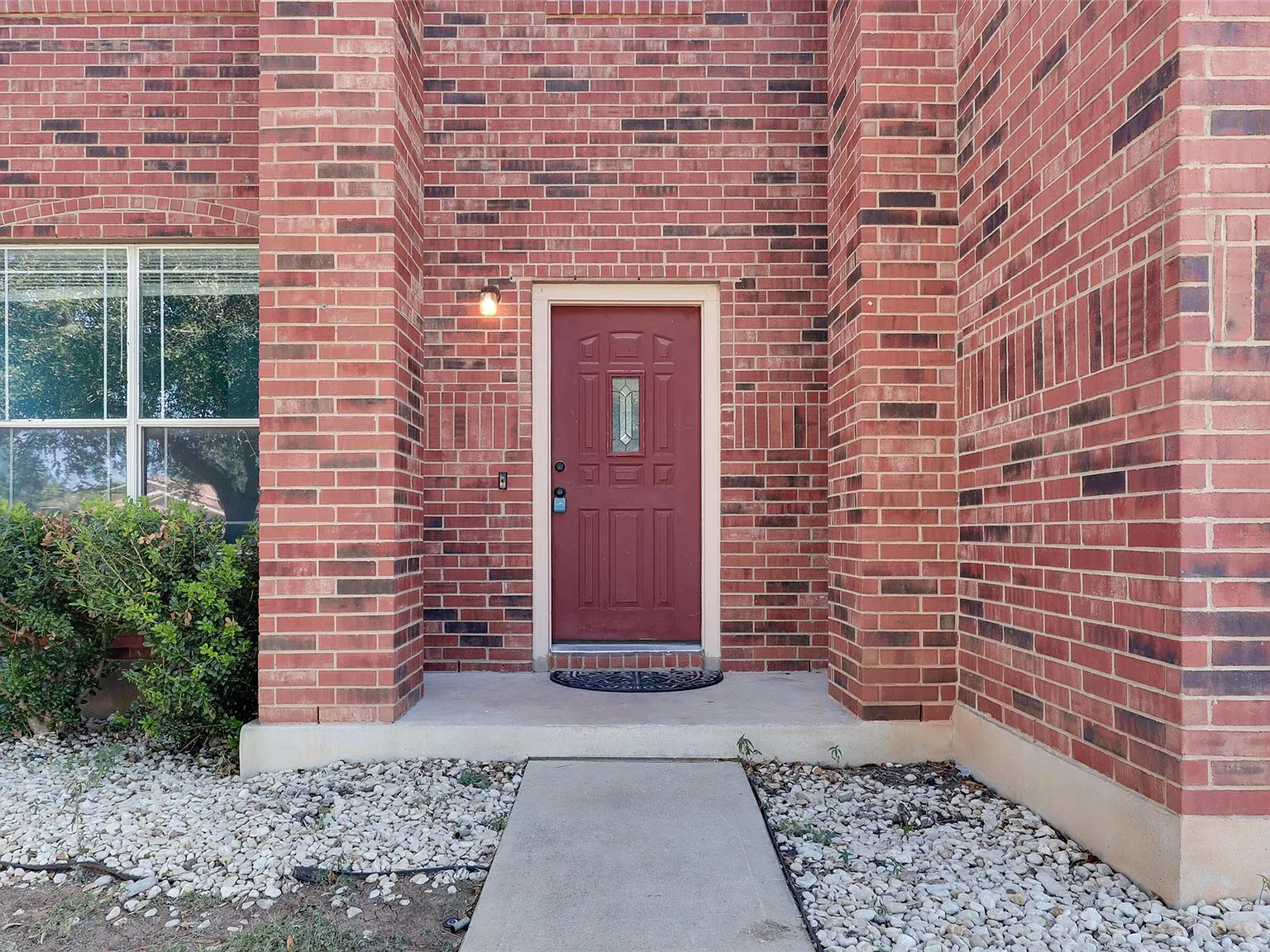 4 bed, 2.5 bath, 2277 sqft, $1,895 — Photo 2