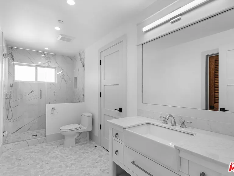 566 Ida St — Photo 32