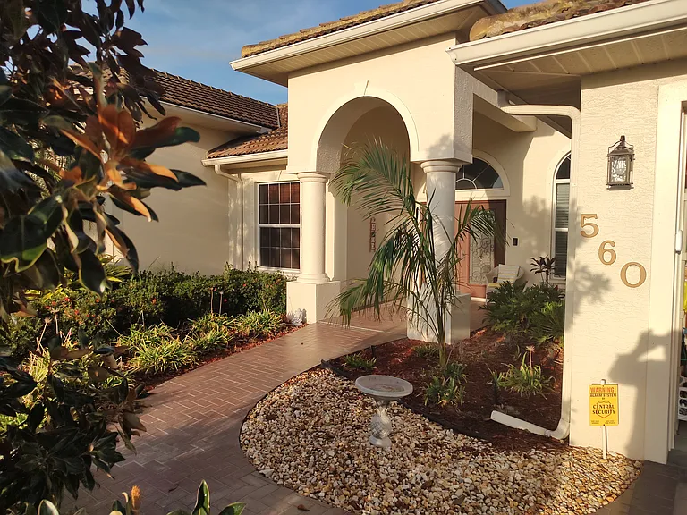560 Sunset Pointe Dr — Photo 1
