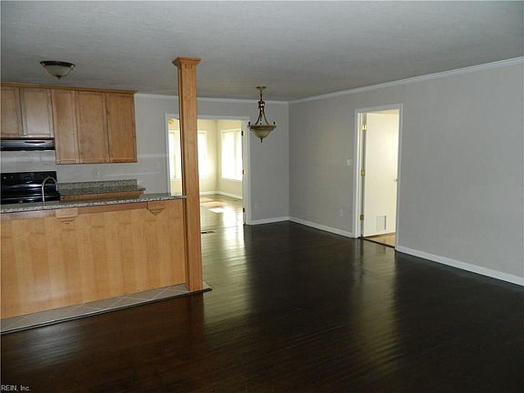 3rd image of 406 Eastwood Dr