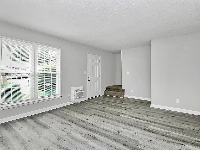 Thompson Place Apartments — Photo 27