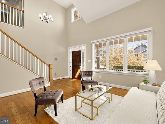 5th image of 1022 N Edison St