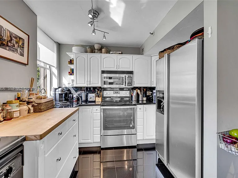 1700 S Bayshore Ln #3B — Photo 16