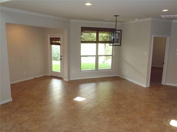 4th image of 2441 Lakeshore Dr