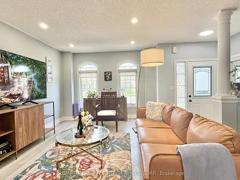 2037 Bur Oak Ave — Photo 2