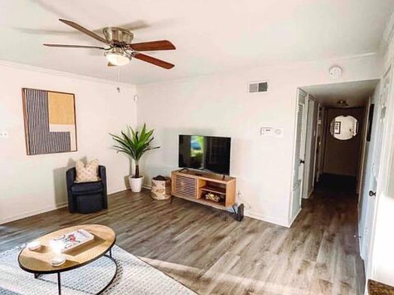 4th image of 404 Park Ln