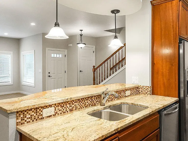 384 Market St NE — Photo 2