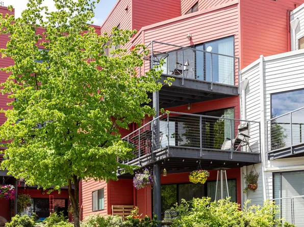 910 NW Naito Pkwy, Portland, OR 97209