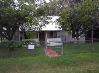 419 S 6th St, Lott, TX 76656