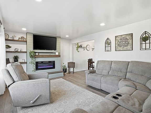 4th image of 1625 N Walnut Rd