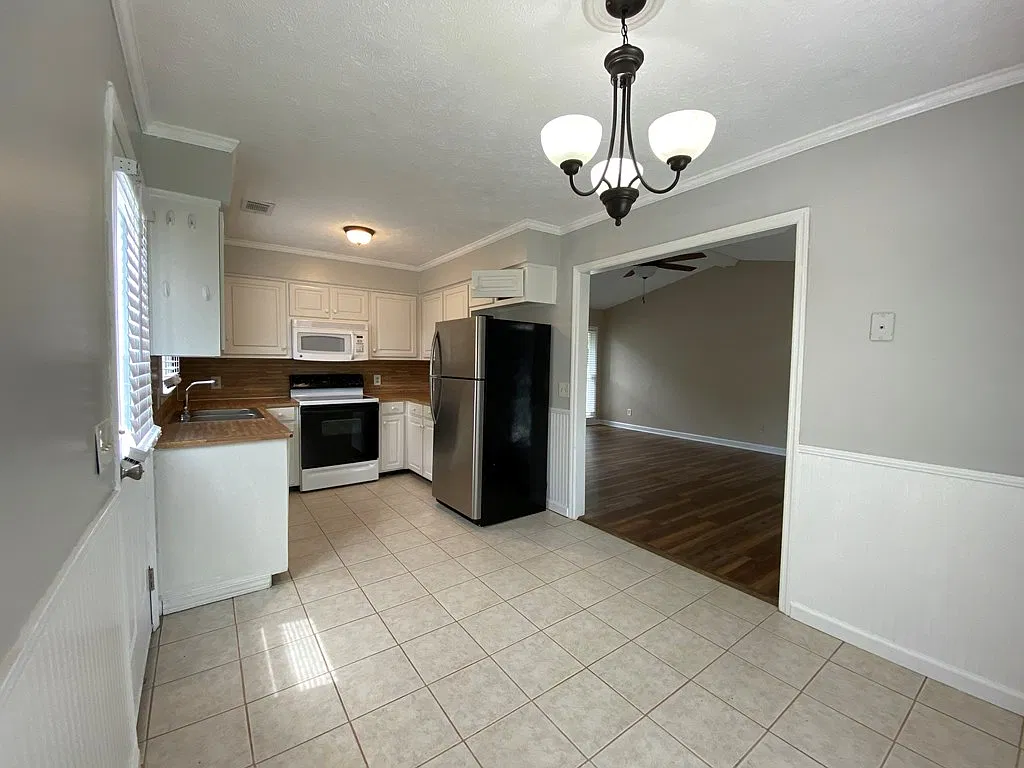 3 bed, 1200 sqft, $1,450 — Photo 4