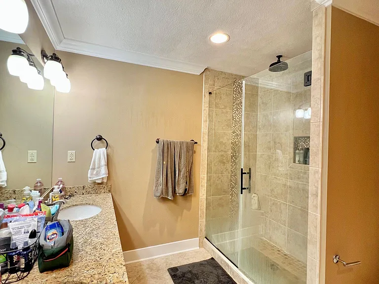 323 E Lowry Ln — Photo 9